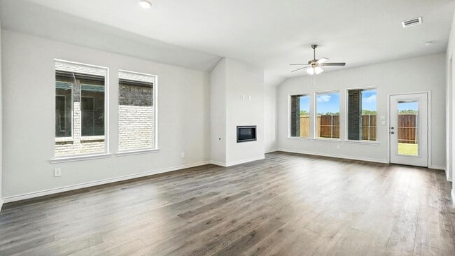 Building Photo - Welcome to this stunning 4-bed, 2-bath home with flex space, style, and comfort throughout!