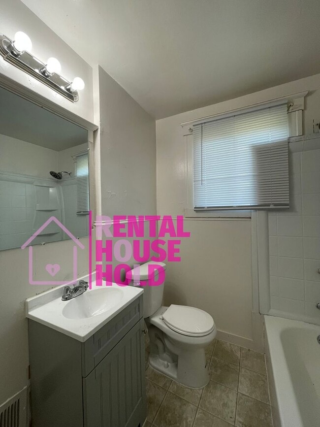 Building Photo - ~ 3 BEDROOM 1 BATH FREE PRE-SCREEN
