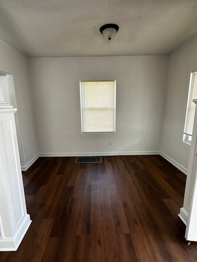 Building Photo - 3 bedroom 1 bath