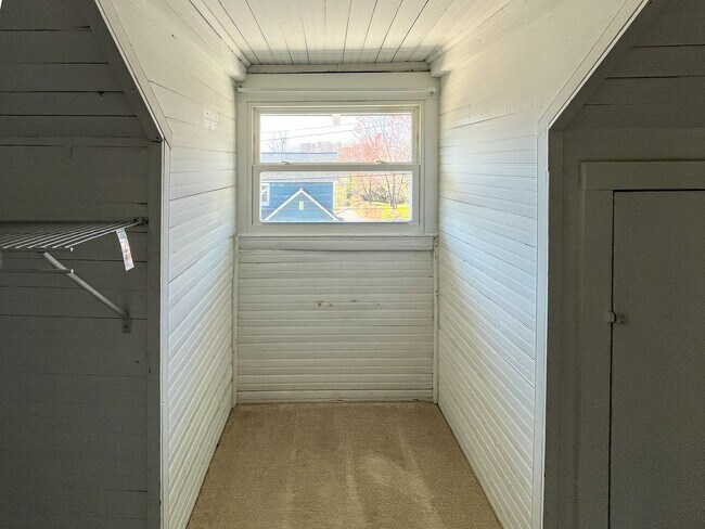 Building Photo - Charming 3BD/1BA Home In Unbeatable Location