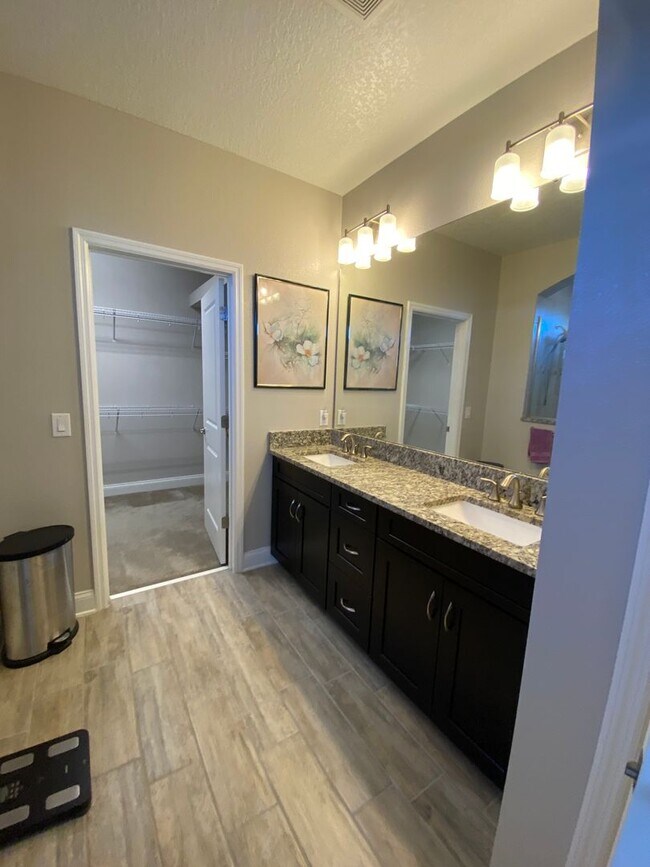 Building Photo - Beautiful 3 bedroom, 2.5 bathrooms  located in The Preserve of Oviedo on the Park