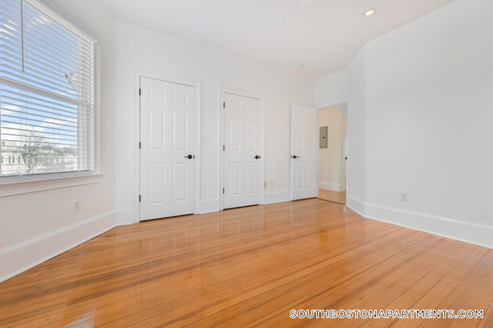 Building Photo - 467 E 8th St