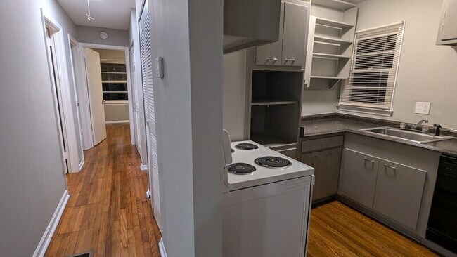 Building Photo - 3100 Highland Dr SE