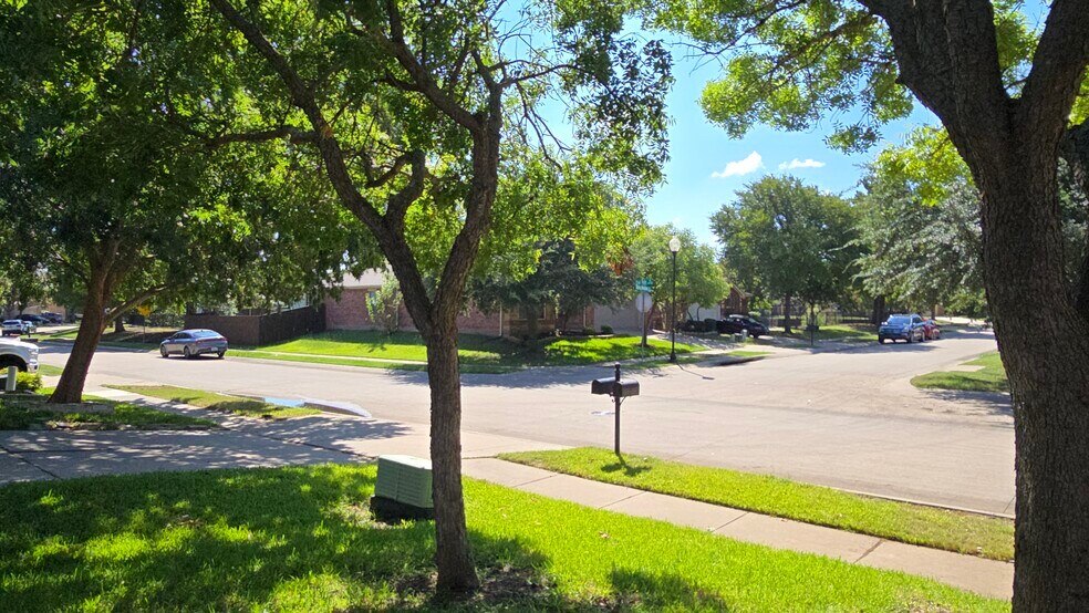 Building Photo - 6800 Oak Falls Dr