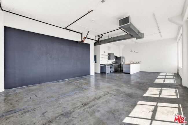 Building Photo - 315 E 8th St