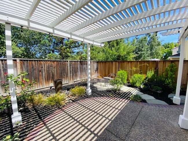 Building Photo - Elegant and Move-In Ready 4BD/3BA, Two-Sto...