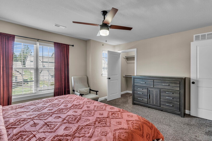 Building Photo - 9415 N Adrian Ave