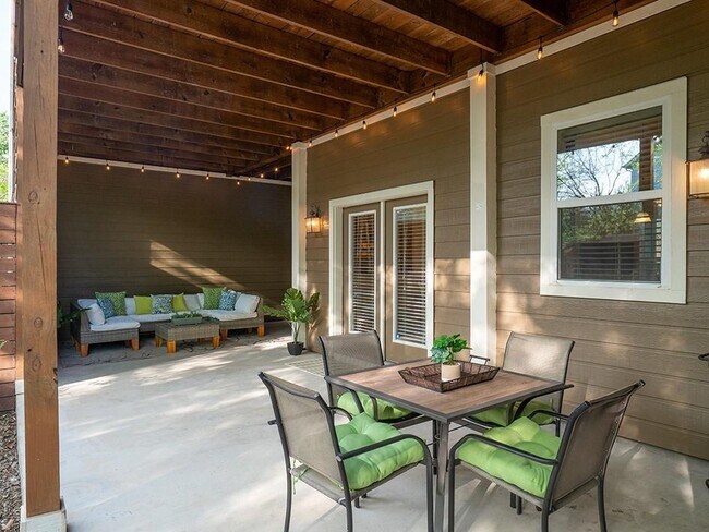 Building Photo - 5605 Roosevelt Ave