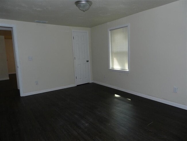 Building Photo - 3015 Thomas Dr
