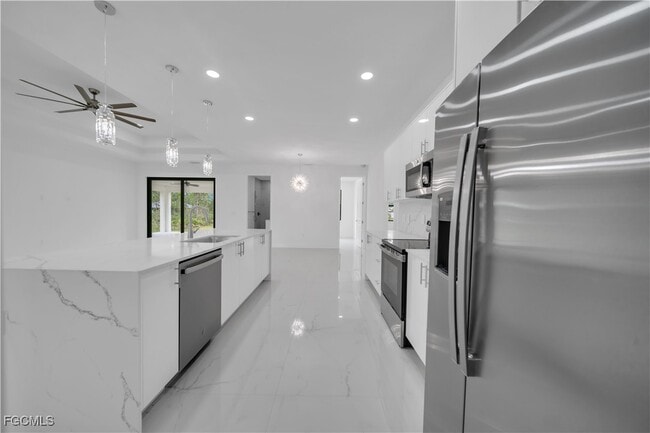 Building Photo - 708 Poinsettia Ave