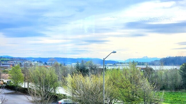 Building Photo - Lovely Oak Harbor Living and Pet Friendly!!