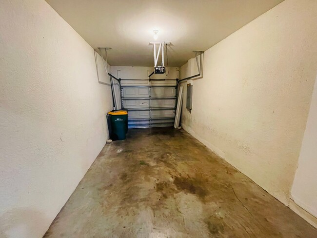 Building Photo - Family-Friendly Townhome Close to Beaches ...