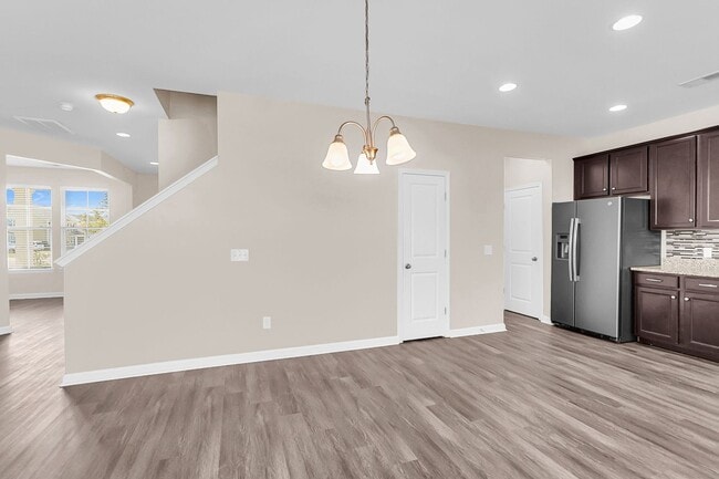 Building Photo - Convenient Location with Modern Amenities