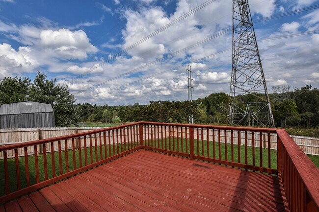 Building Photo - Pet Friendly Three Bedroom with Bonus in S...