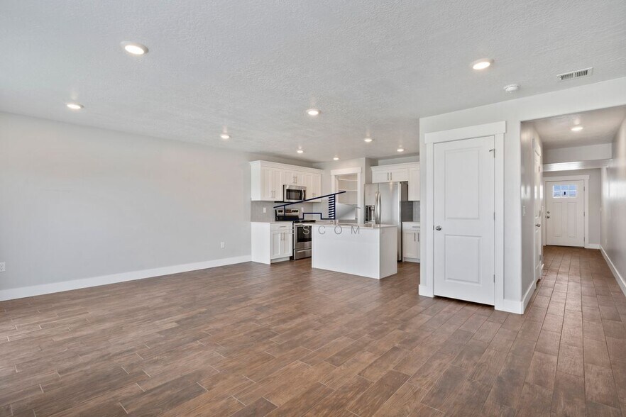 Building Photo - 6471 Aspen Ln