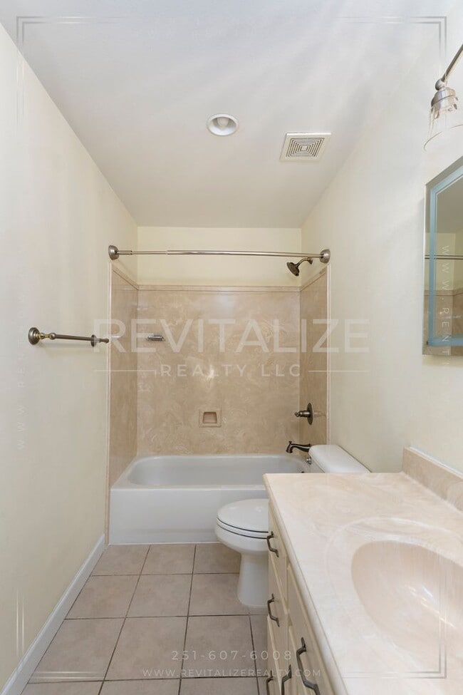 Building Photo - 3 Bed 3 Bath Townhome in West Mobile
