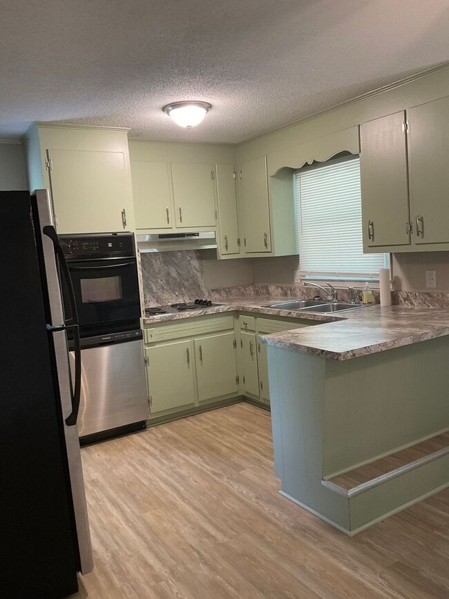 Building Photo - Available Now!! Beautiful 3 Bedroom