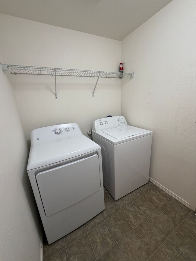 Building Photo - Cozy Hayden Home!!