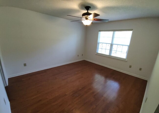 Building Photo - Charming 2 Bedroom/2 Bathroom with Sunroom...