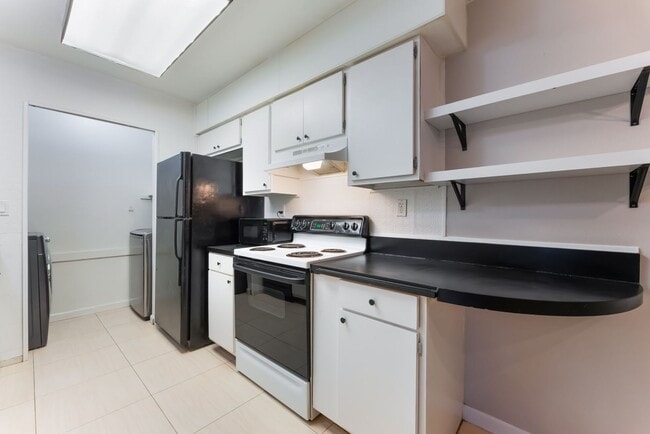 Building Photo - Two-bedroom, one bath single story townhou...