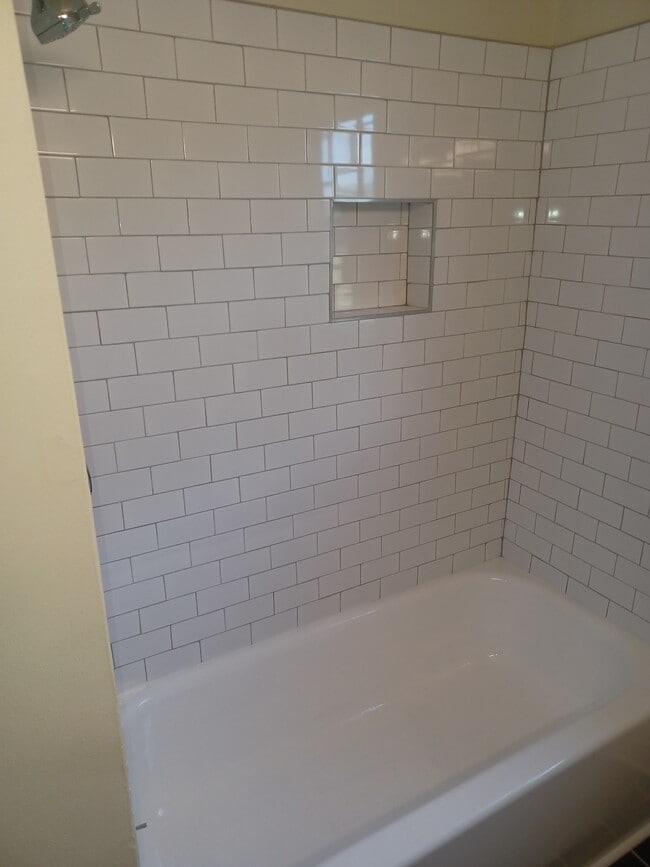 Building Photo - 611 Poplar St