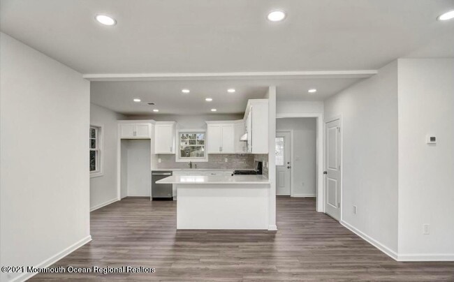 Building Photo - 8 Ravine Dr