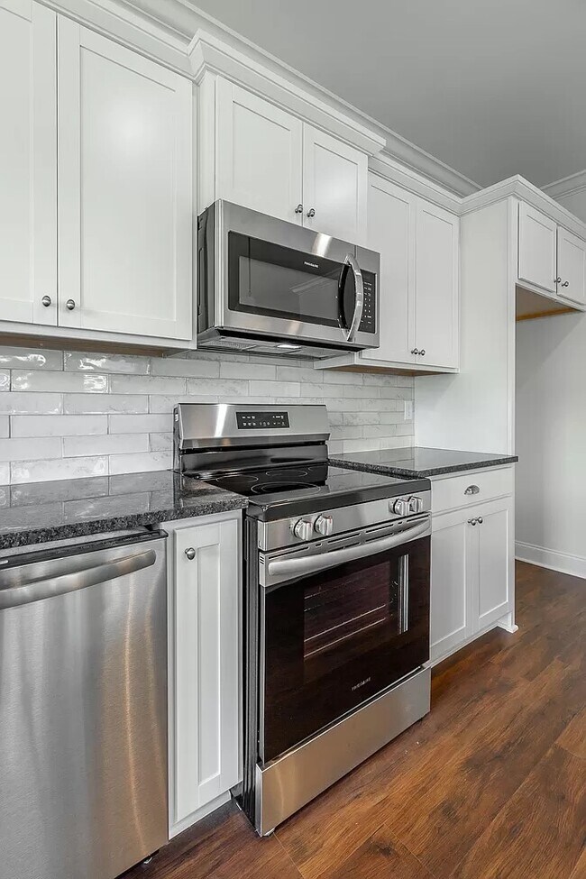 Building Photo - 5562 Stream Ln