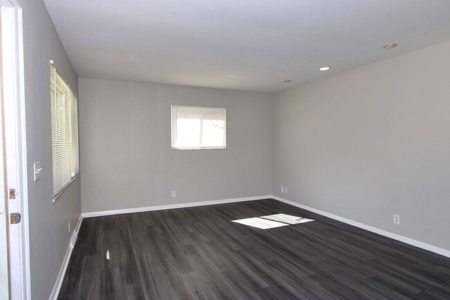 Building Photo - 4 Bed 2 Bath House for Rent