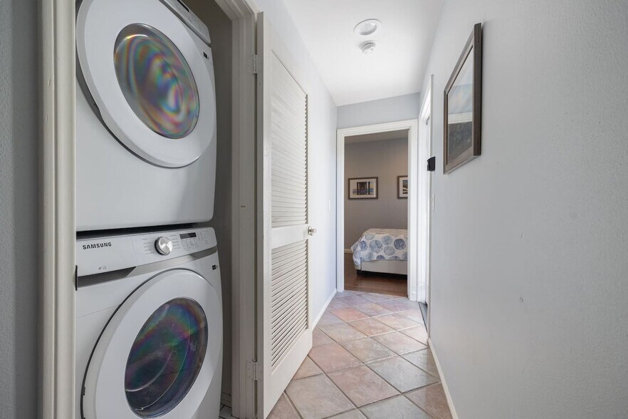 Building Photo - 1079 Sapphire St