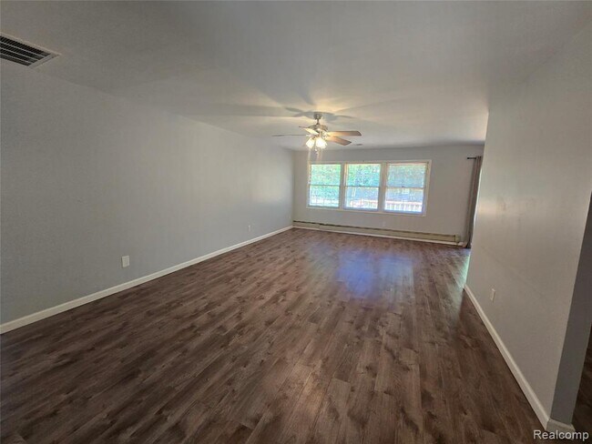 Building Photo - 2951 Hill Dr