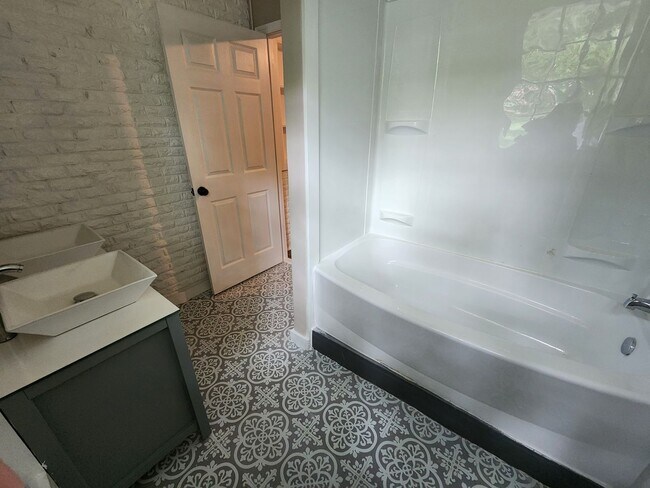 Building Photo - Remodeled home just two minutes from Spring Hill's Main Street!