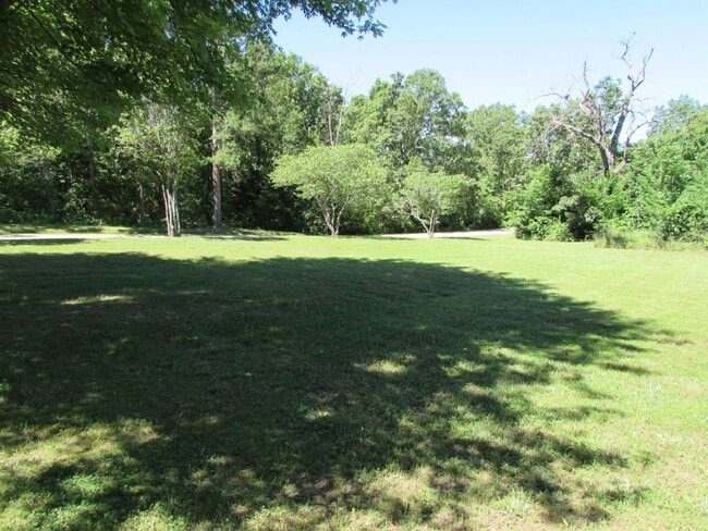 Building Photo - Quiet Country Setting Home