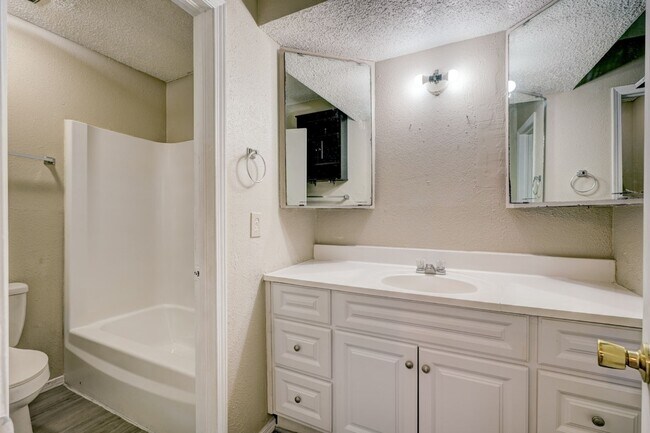 Building Photo - 3 Bed, 2 Bath Duplex in Midwest City, Ok 73110