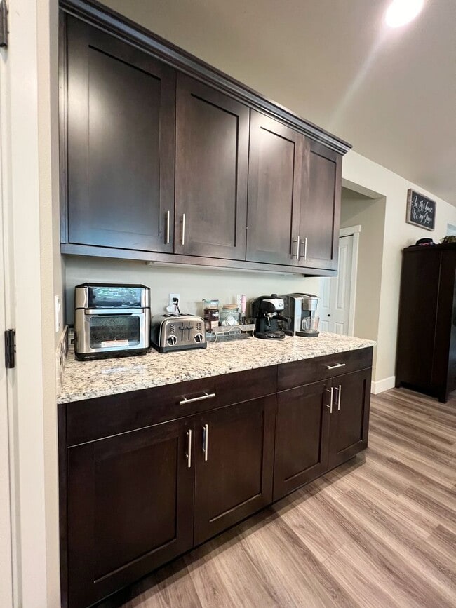 Building Photo - 4 Bedroom Home Bordering Covington and Kent