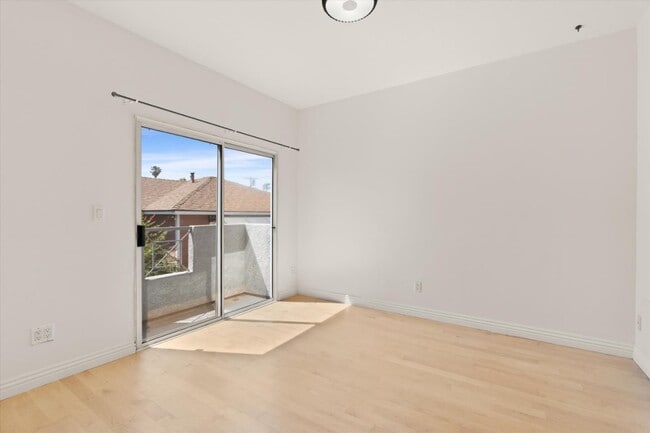 Building Photo - 15153 Burbank Blvd
