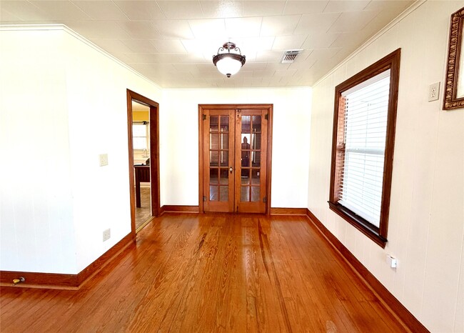 Building Photo - 1104 Marie St