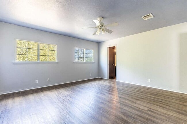 Building Photo - 1422 Meadow Pkwy