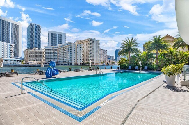 Building Photo - 2600 E Hallandale Beach Blvd