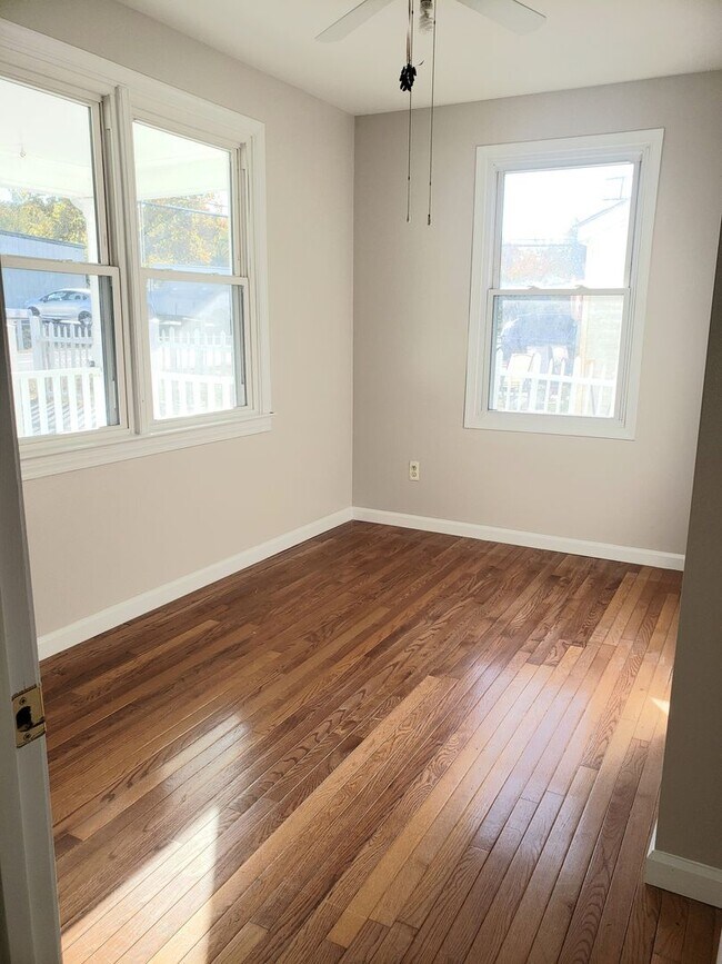 Building Photo - 3 BDRM, 2 BA Rambler w/ Basement - Great l...