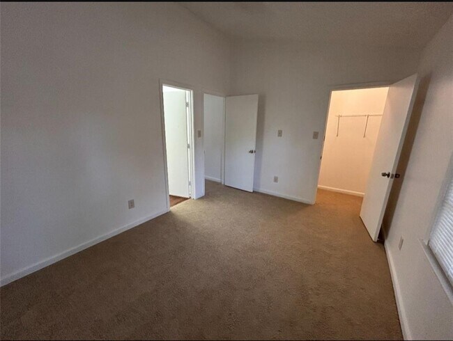 Building Photo - 1680 Winchester Way SE