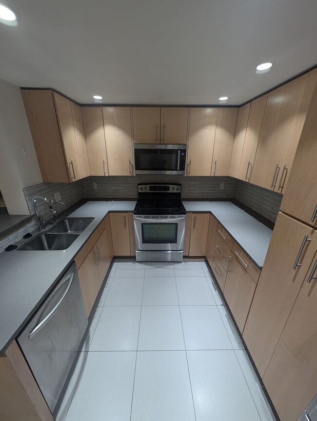 Building Photo - Capitol Hill Condo Available in June - Two Bedroom, High Floor Unit w/ A/C