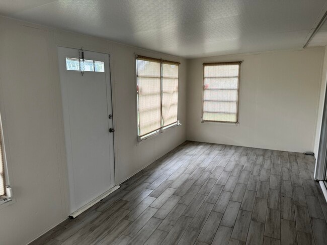 Building Photo - 250 SW Moselle Ave