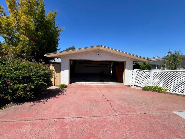 Building Photo - 3 Bed, 2 Bath, 2 Car Garage with Ocean Vie...