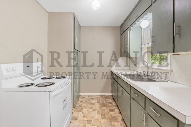 Building Photo - 2511 Woodland N