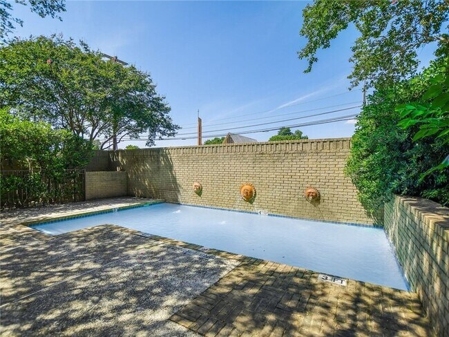 Building Photo - 611 E 45th St