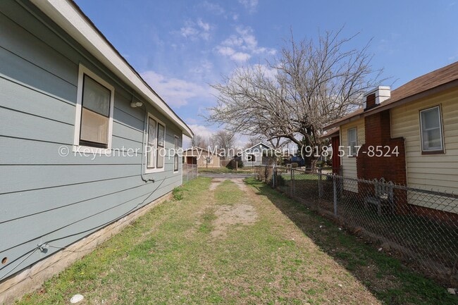 Building Photo - 732 N Victor Ave