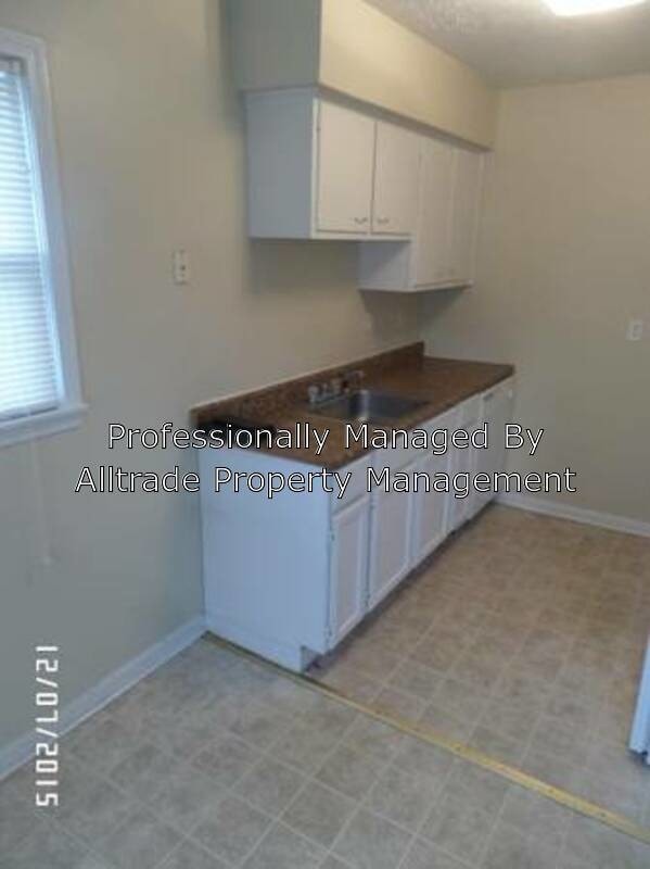Building Photo - 215-218 Sherwood Ct