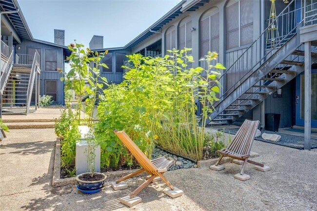 Building Photo - 909 Reinli St