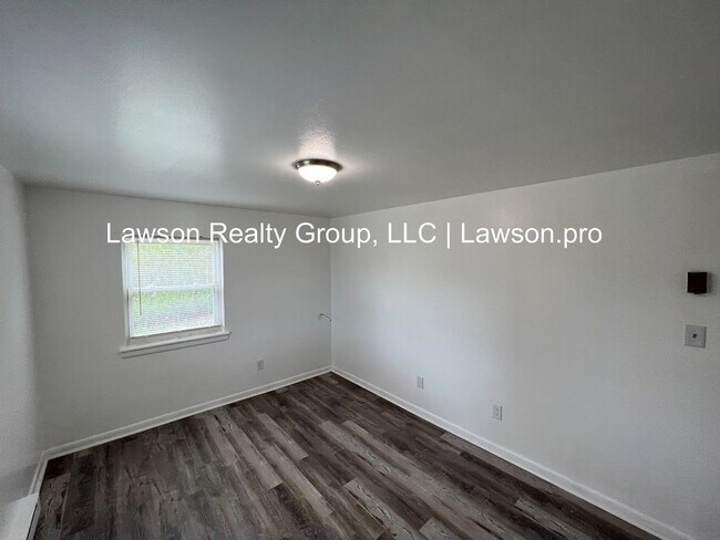 Building Photo - Suburban 743-745