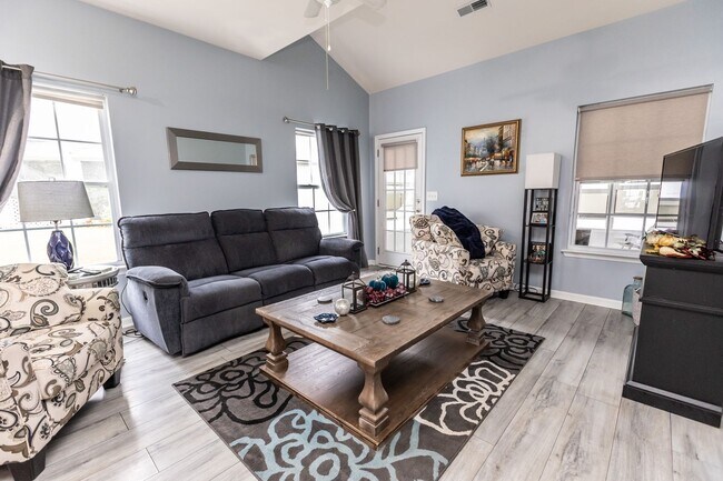 Building Photo - 3 Bedroom 2.5 Bath Townhouse in Grand Oaks...